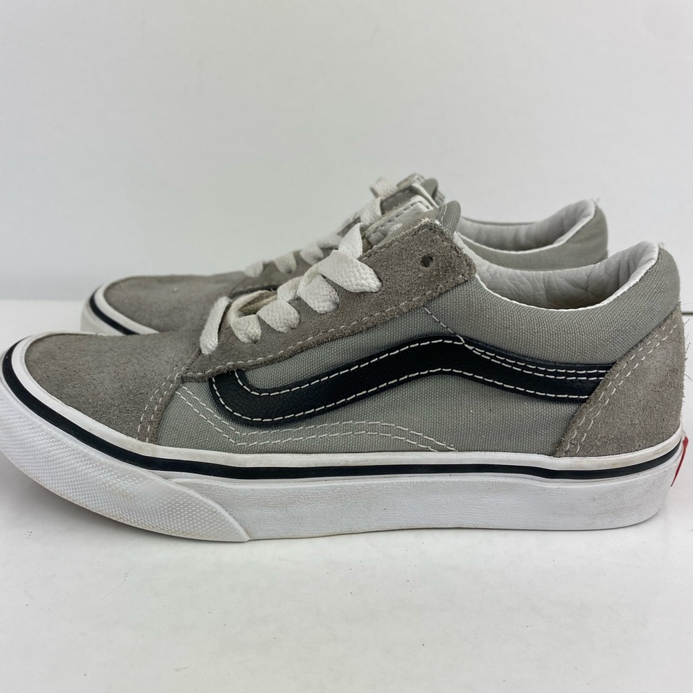 Vans Off the Wall low top shoes.